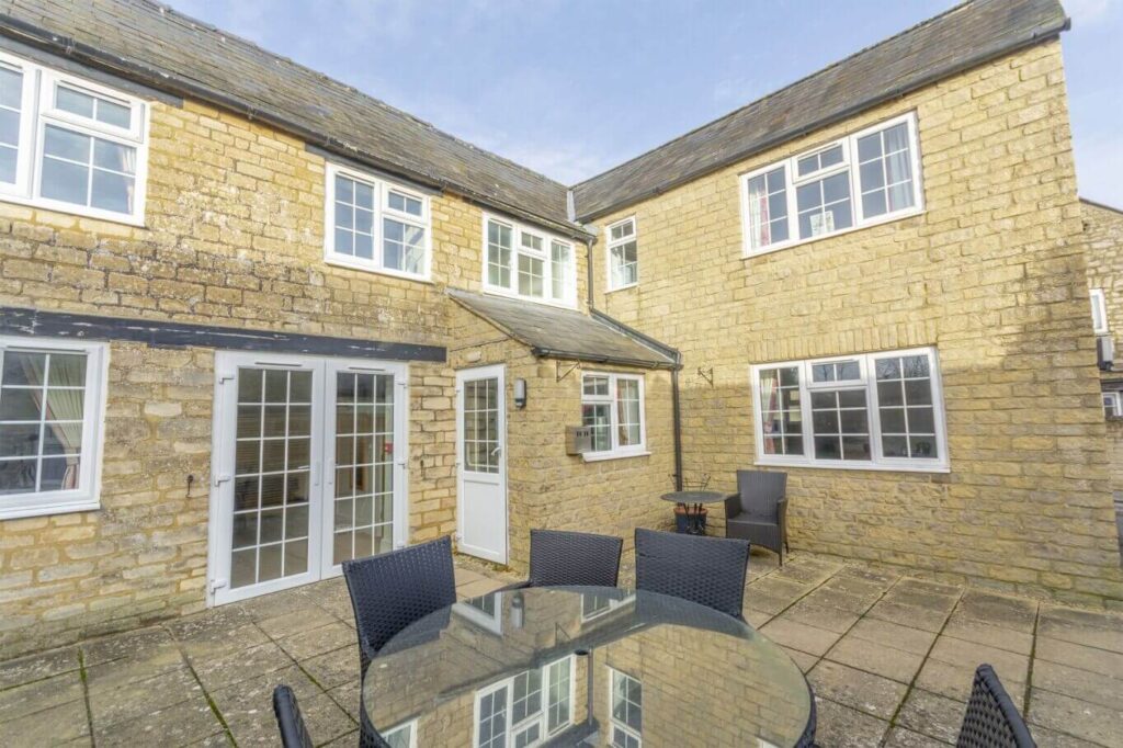 Pettifers Hotel