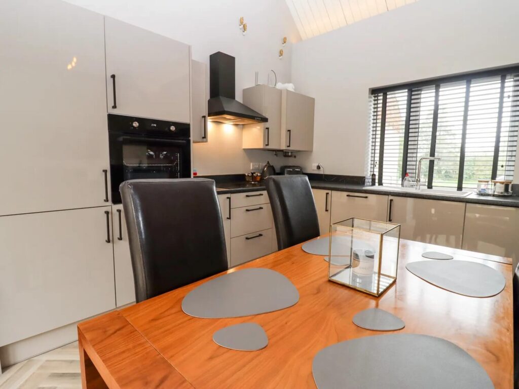 Mayfield Cottage or a hotel room at Pettifers? 1 Pettifers Hotel fully equipped kitchen